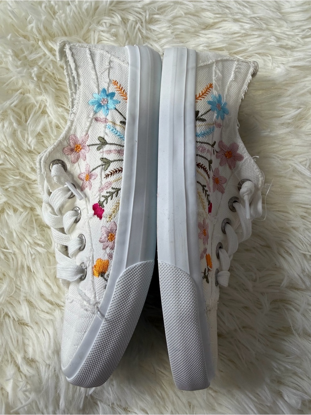 Blowfish White Canvas Sneakers with Floral Embroidery Size 8 cottagecore Beach - Picture 7 of 8